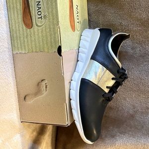 NWB Naot Buzz sz39 soft black leather with gold